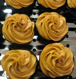 chocolate stout cupcakes with cinnamon dulce de leche cream cheese frosting