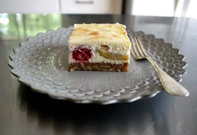 fig and raspberry cheesecake bar