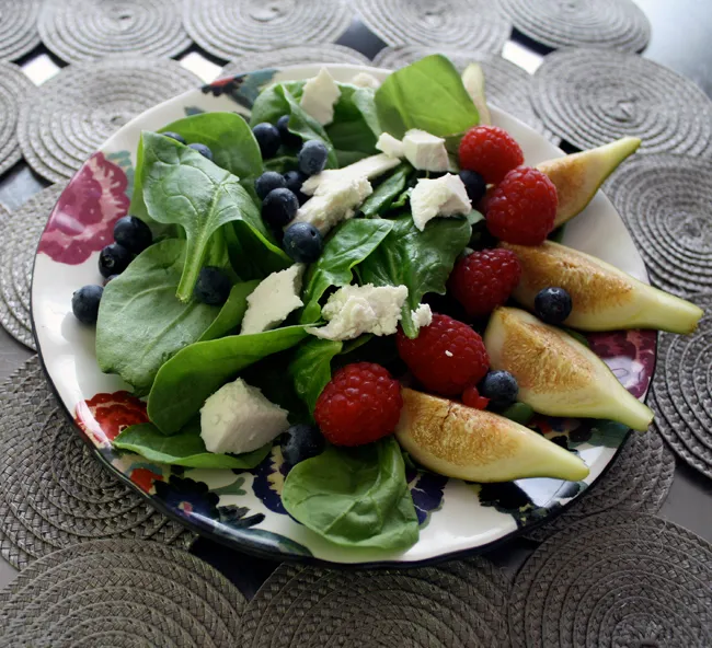 fig, berry, and spinach salad
