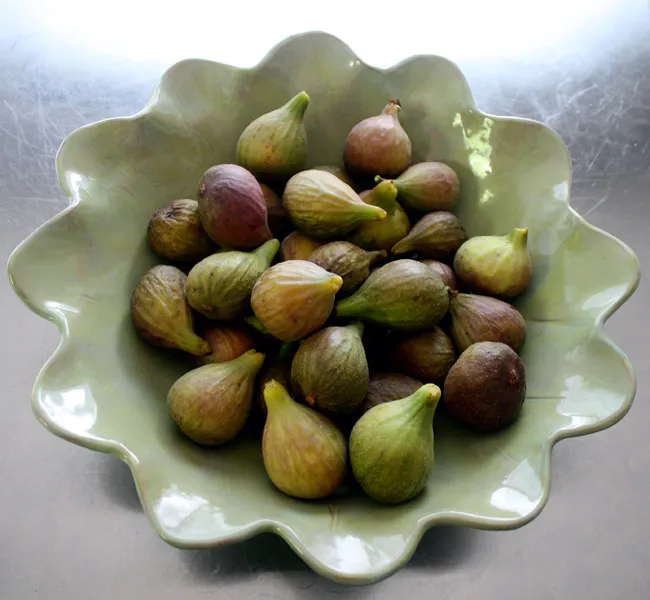 fresh figs in a bowl